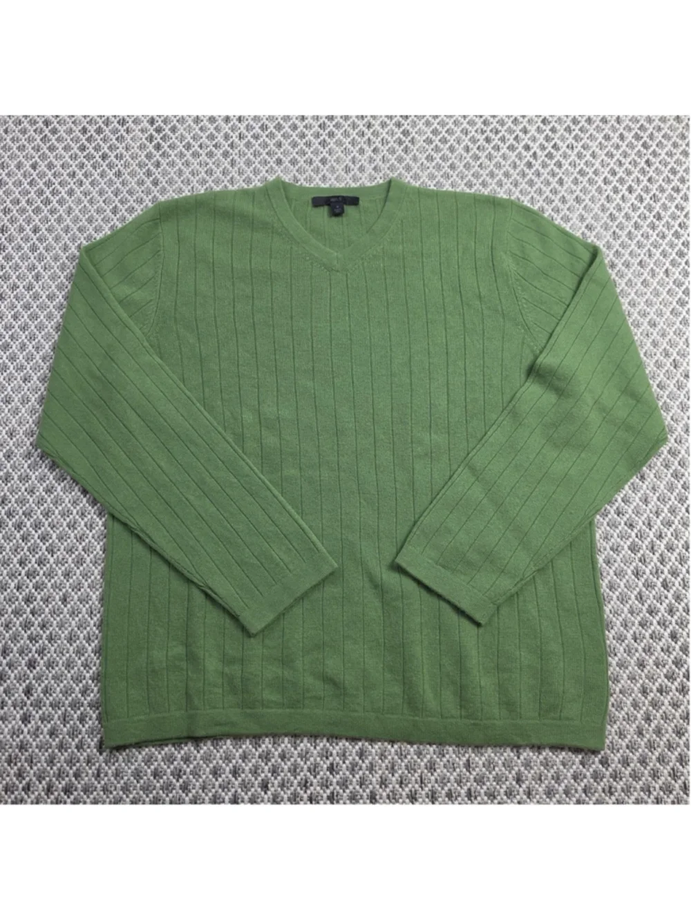 100% Cashmere Sweater Men’s Medium Green Ribbed V Neck Pullover Apt. 9